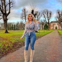 Happy new year 🙋‍♀️💋.
.
.
#classylady#classystyle#bluejeans👖 #fashionstyle#bootslover#curvesinalltherightplaces#aginggracefully#agingwell
.
.
.
Blouse: @merribeleu